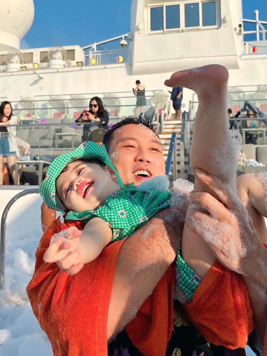Gabriella anak Denny Sumargo mandi busa di atas cruise