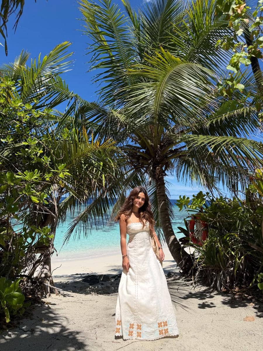 Marsha Aruan bergaun putih di Maldives