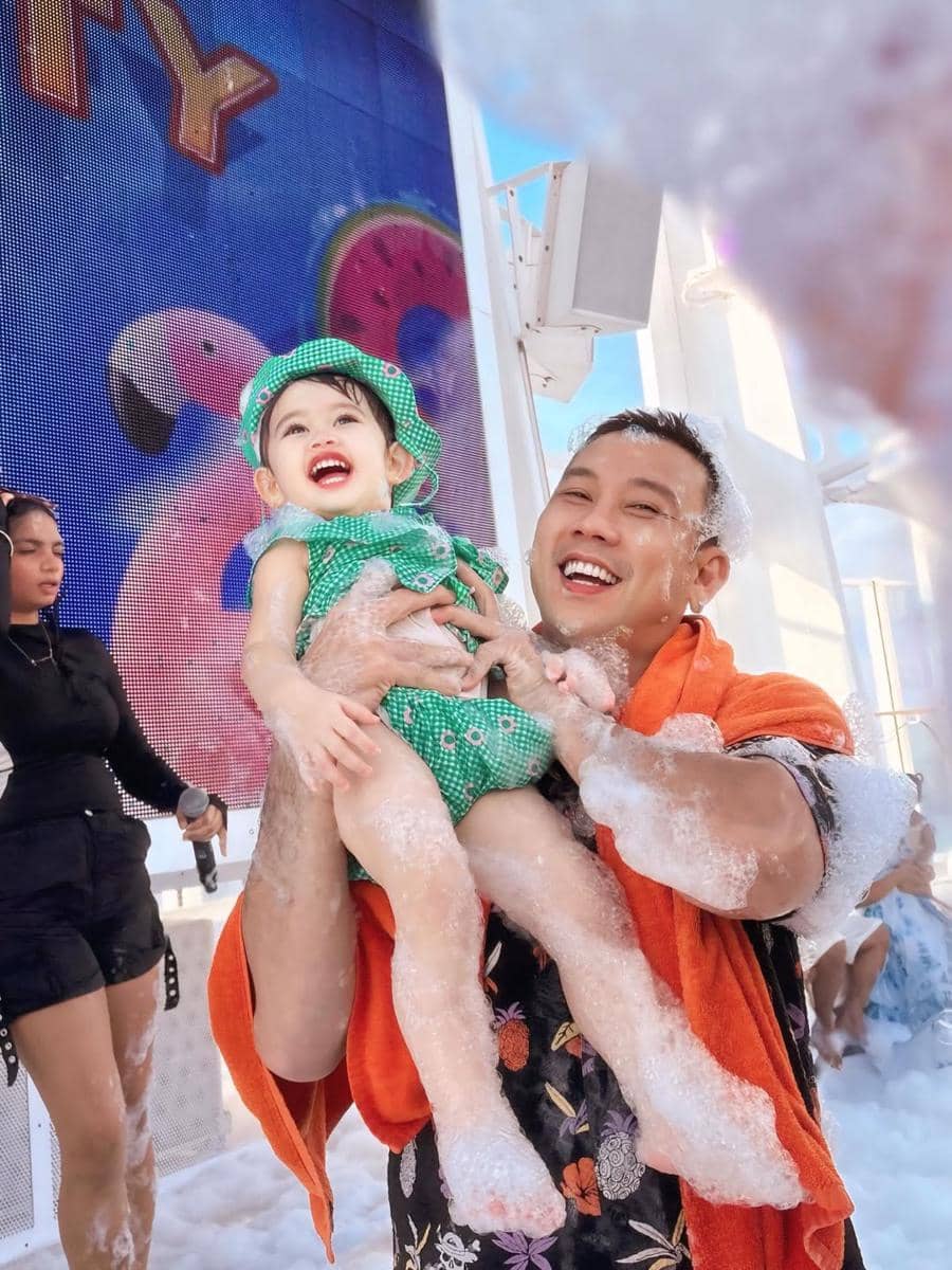Gabriella anak Denny Sumargo mandi busa di atas cruise
