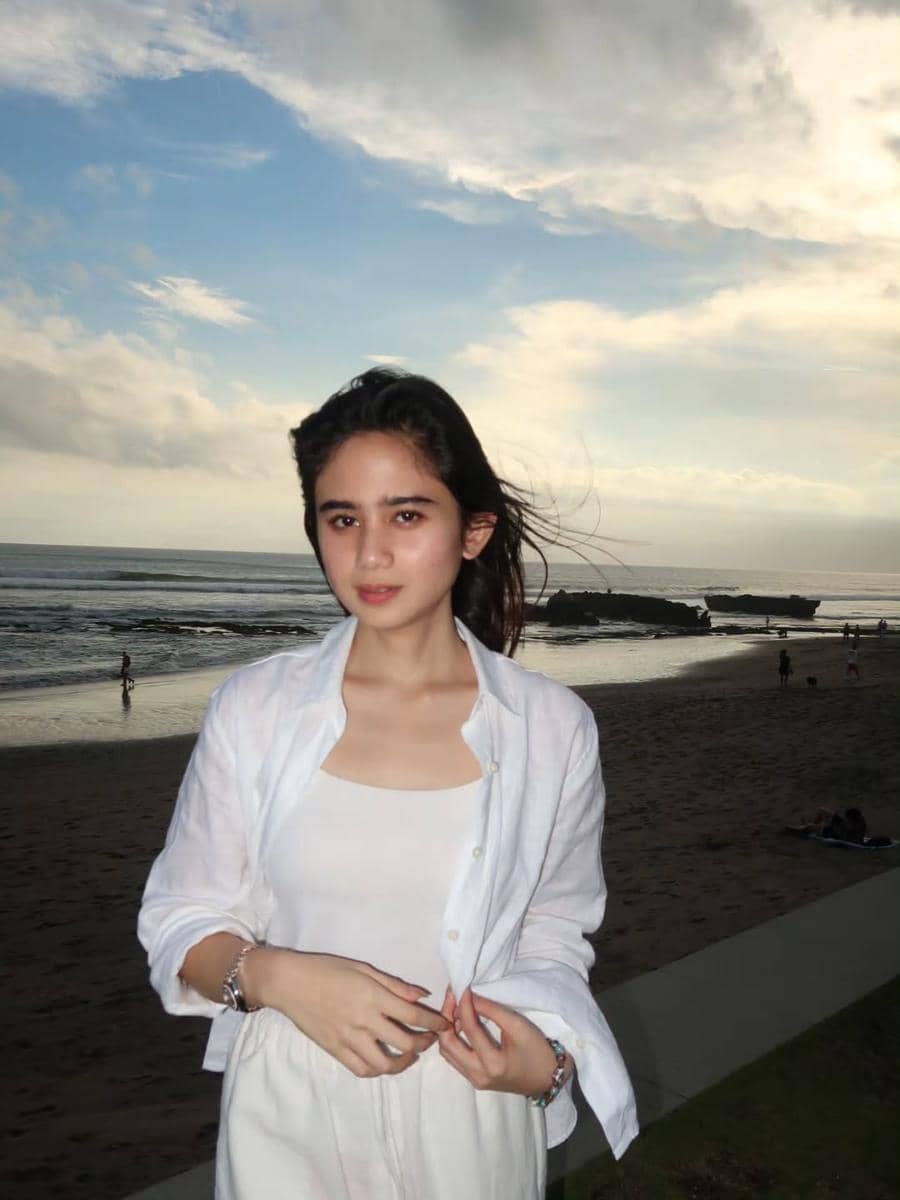Tissa Biani berbusana serba putih di Bali