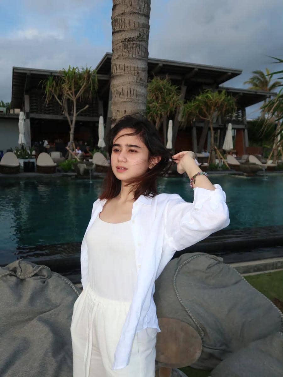 Tissa Biani berbusana serba putih di Bali