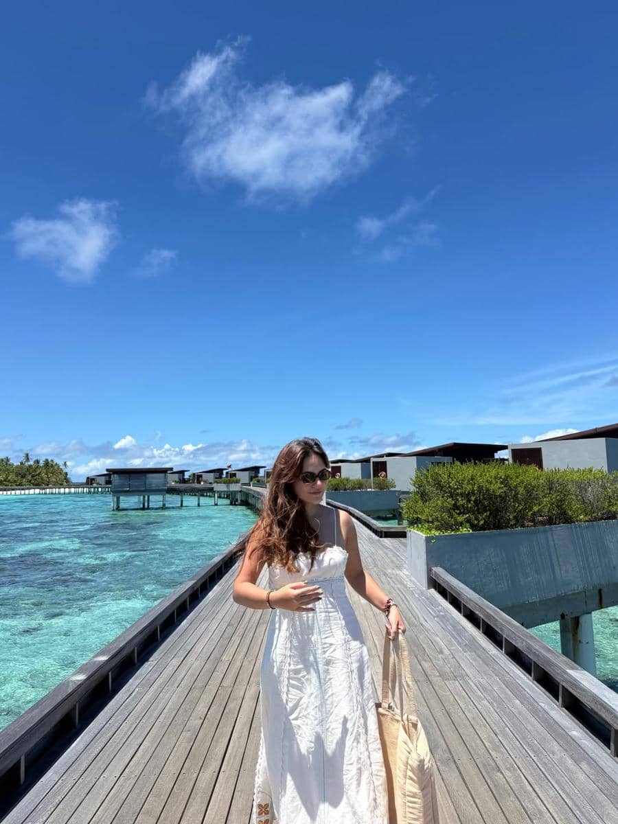Marsha Aruan bergaun putih di Maldives