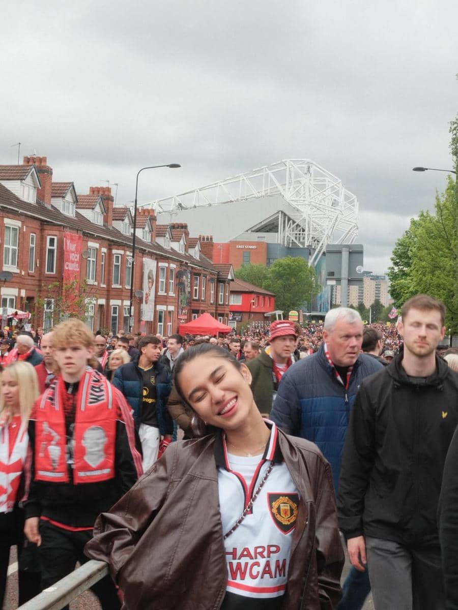 Azizah Salsha nonton MU di Old Trafford
