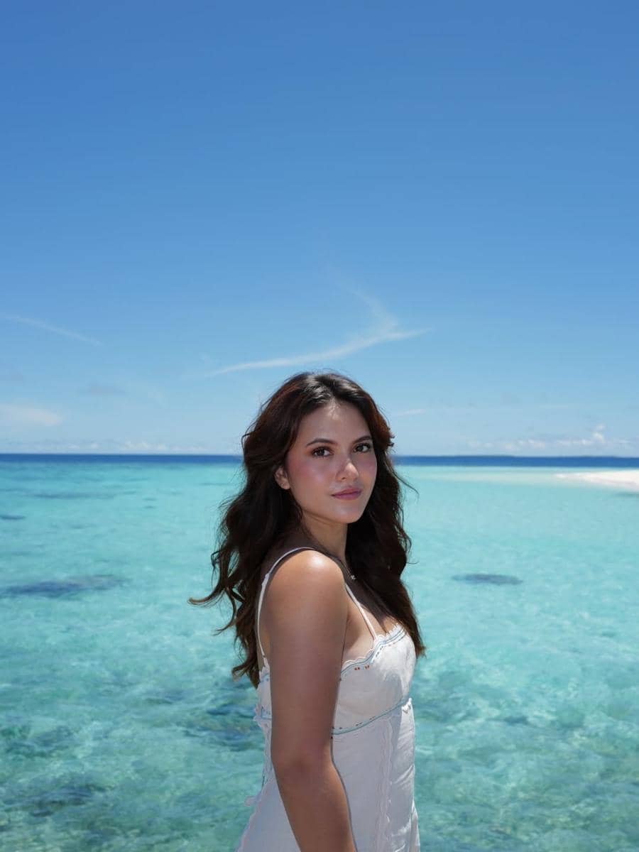 Marsha Aruan bergaun putih di Maldives