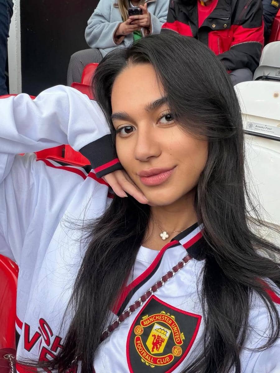 Azizah Salsha nonton MU di Old Trafford