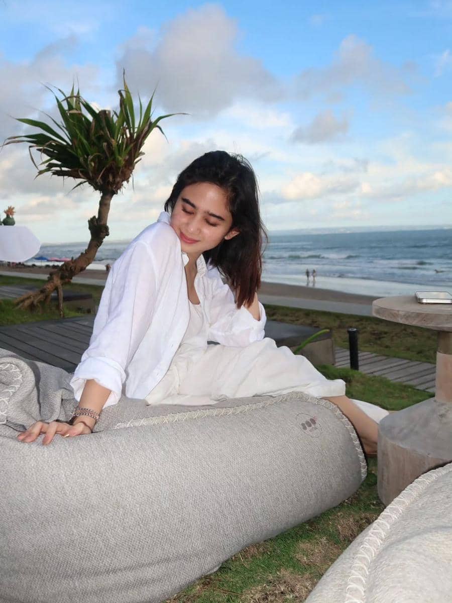 Tissa Biani berbusana serba putih di Bali