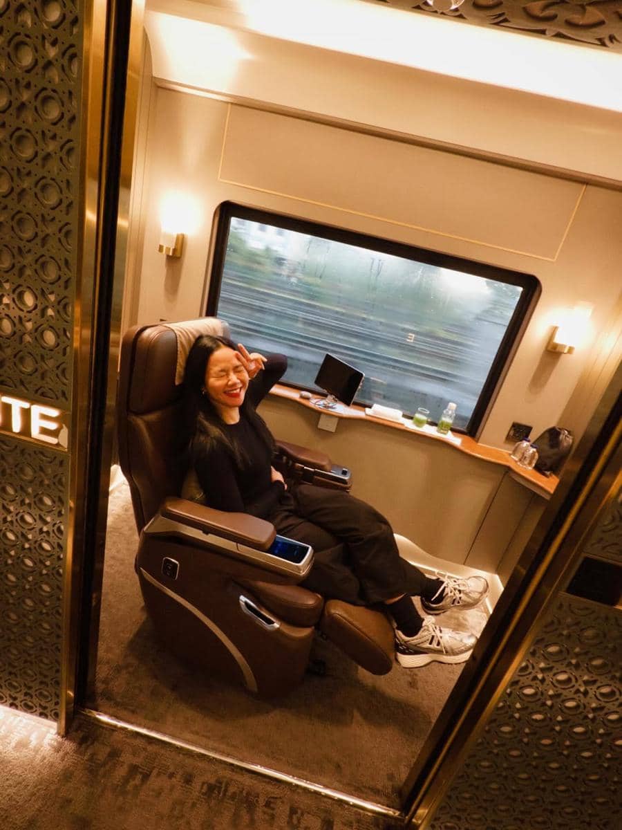 Yura Yunita naik luxury train ke Purwokerto