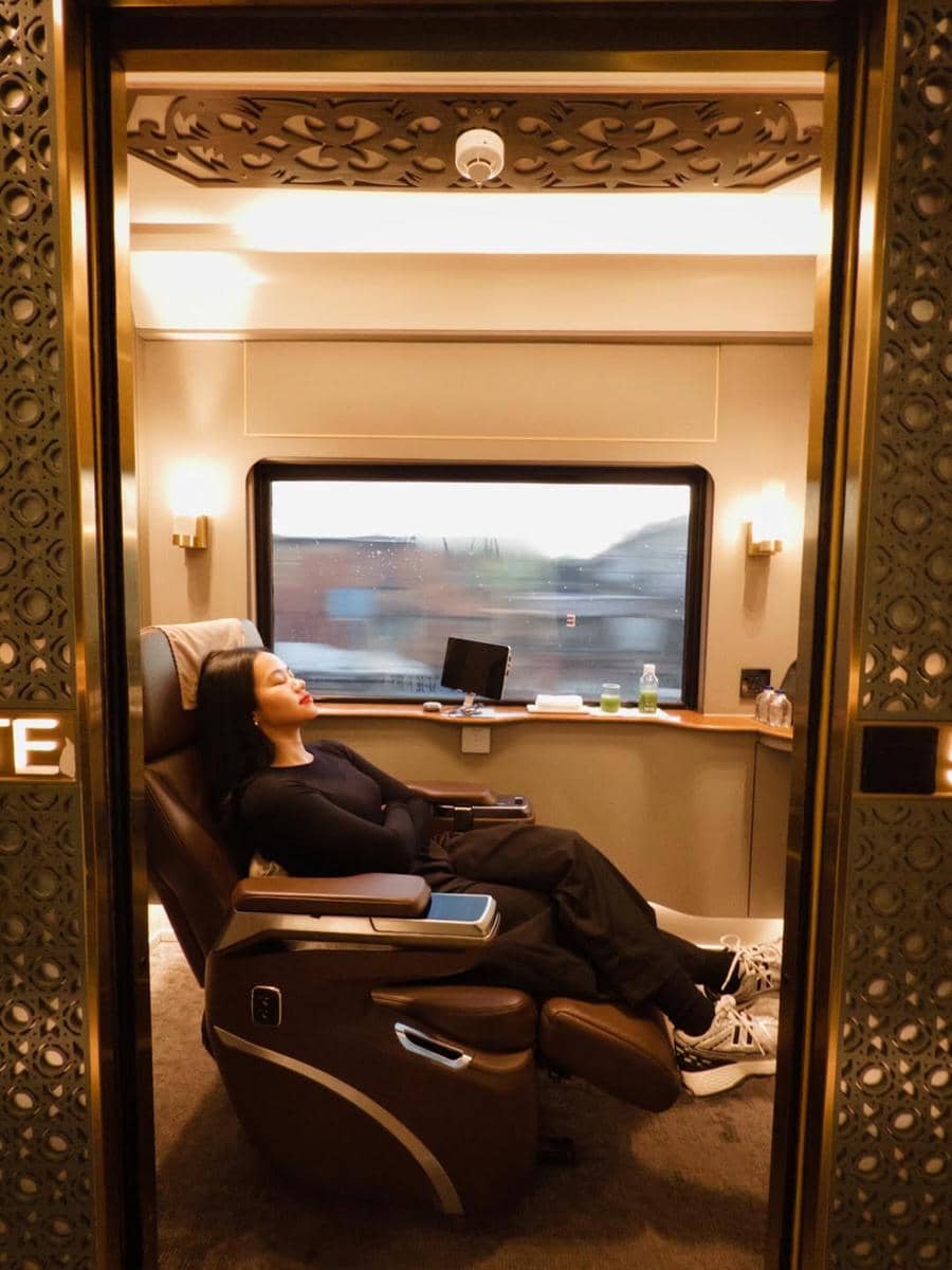 Yura Yunita naik luxury train ke Purwokerto