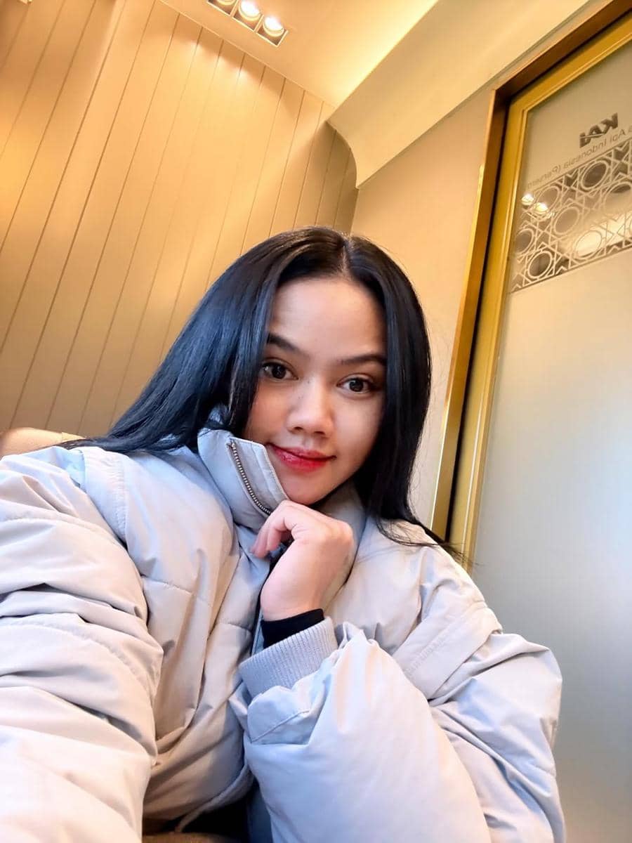 Yura Yunita naik luxury train ke Purwokerto