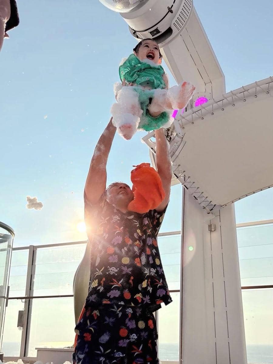 Gabriella anak Denny Sumargo mandi busa di atas cruise
