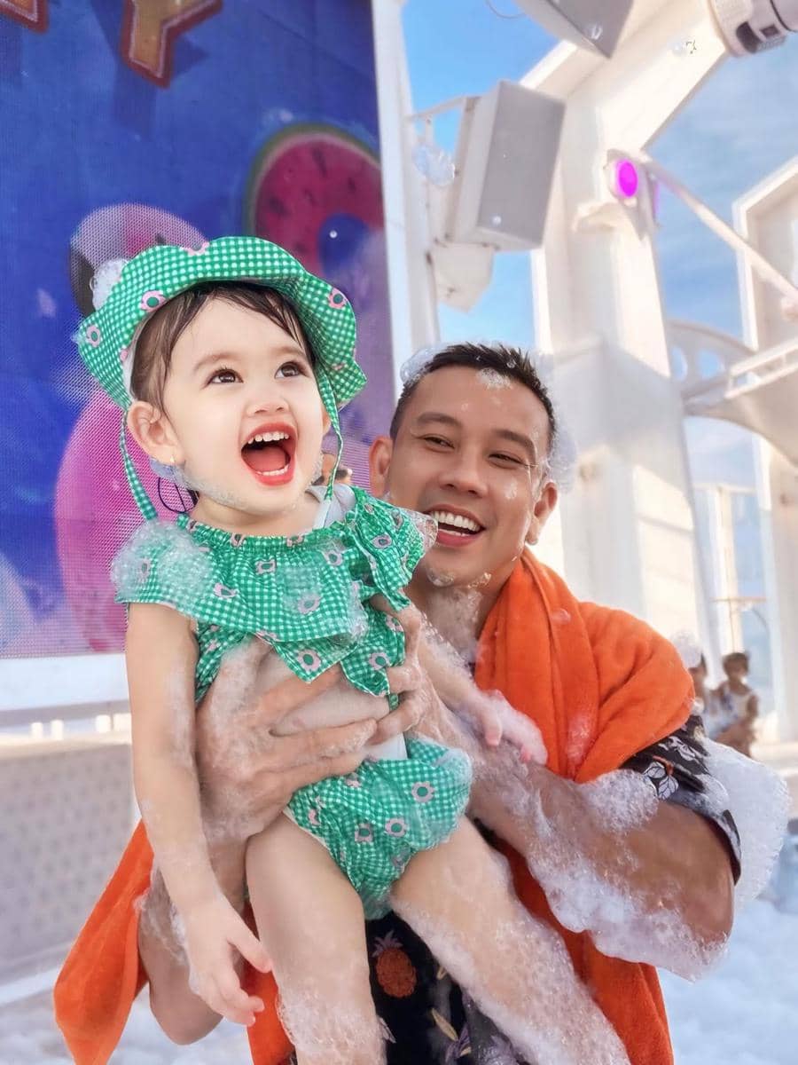 Gabriella anak Denny Sumargo mandi busa di atas cruise