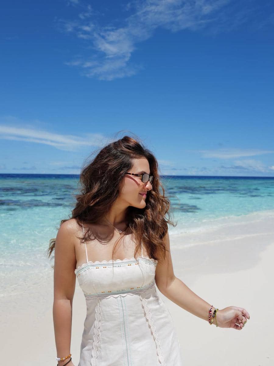 Marsha Aruan bergaun putih di Maldives