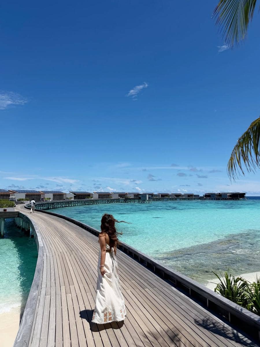 Marsha Aruan bergaun putih di Maldives