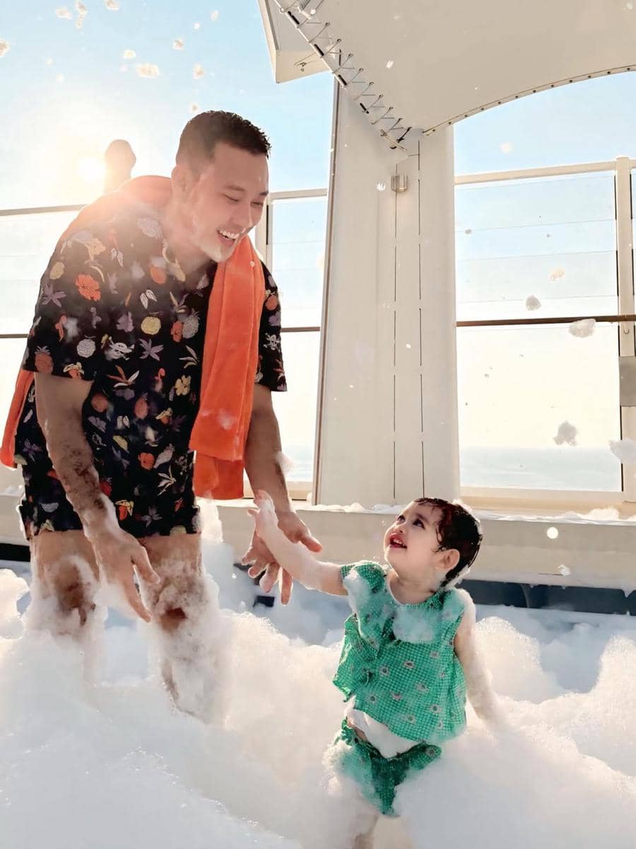 Gabriella anak Denny Sumargo mandi busa di atas cruise