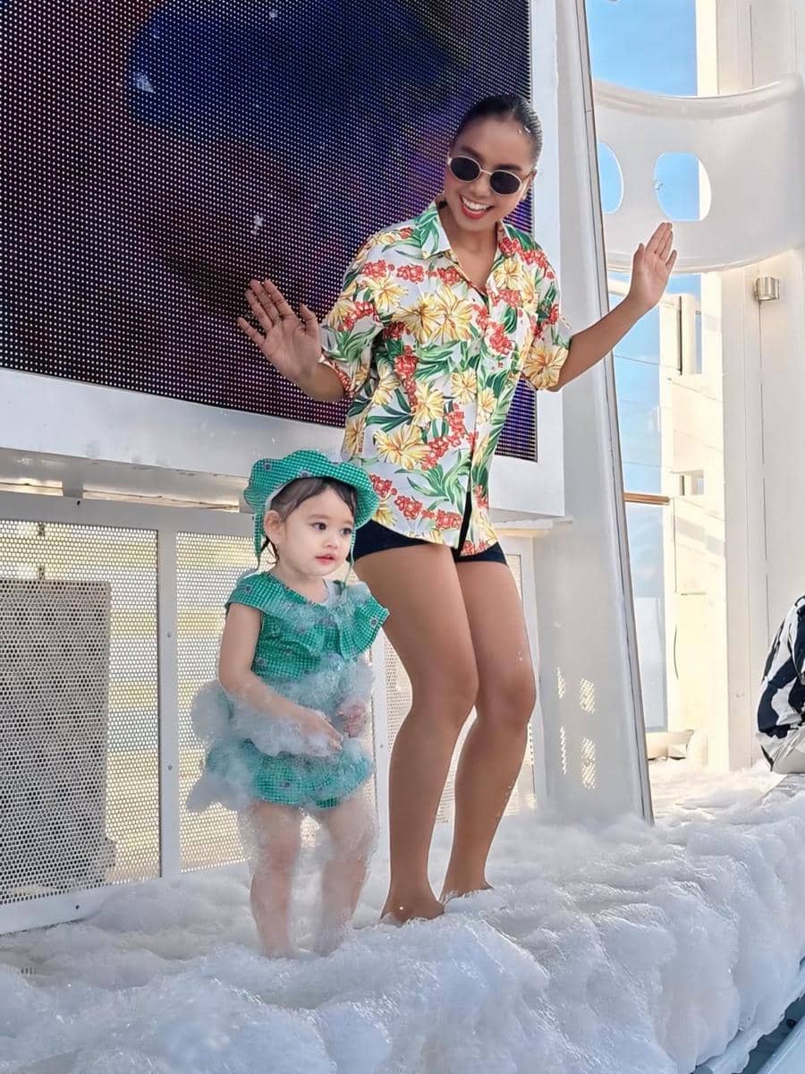 Gabriella anak Denny Sumargo mandi busa di atas cruise