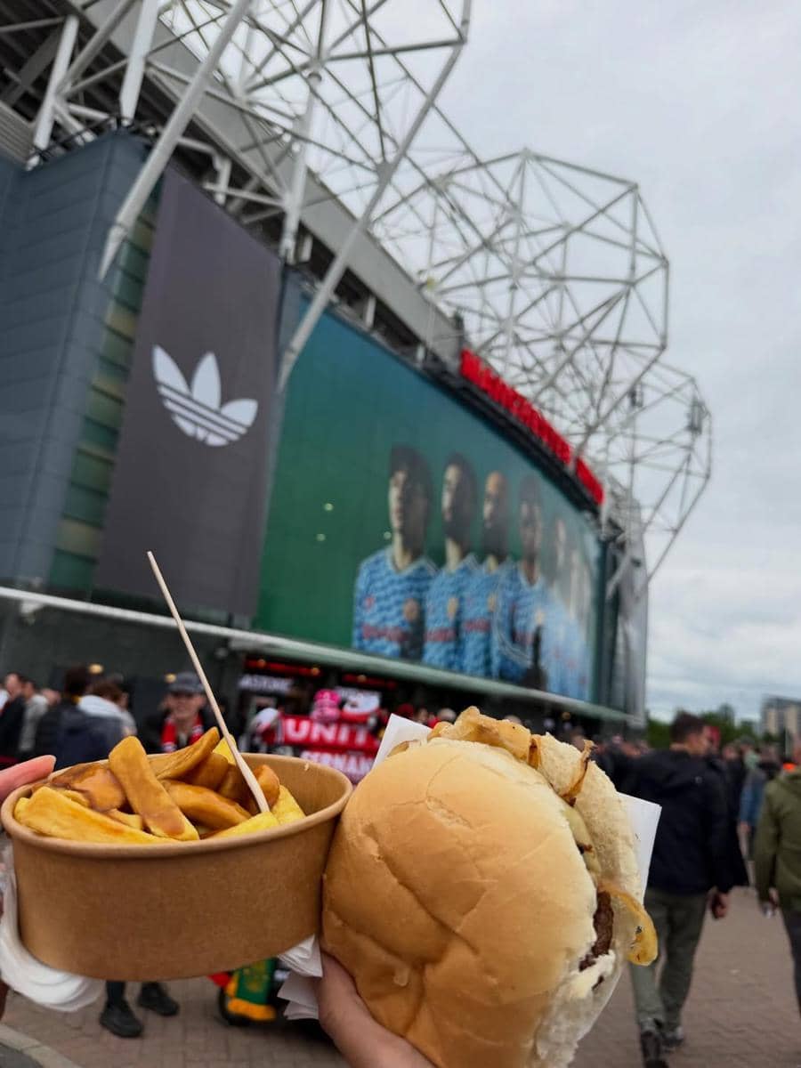 Azizah Salsha nonton MU di Old Trafford