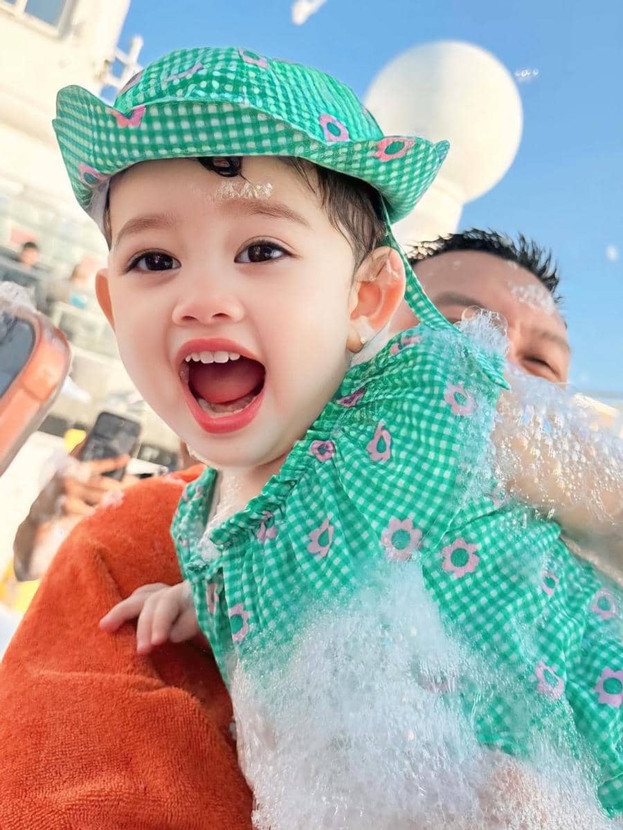 Gabriella anak Denny Sumargo mandi busa di atas cruise