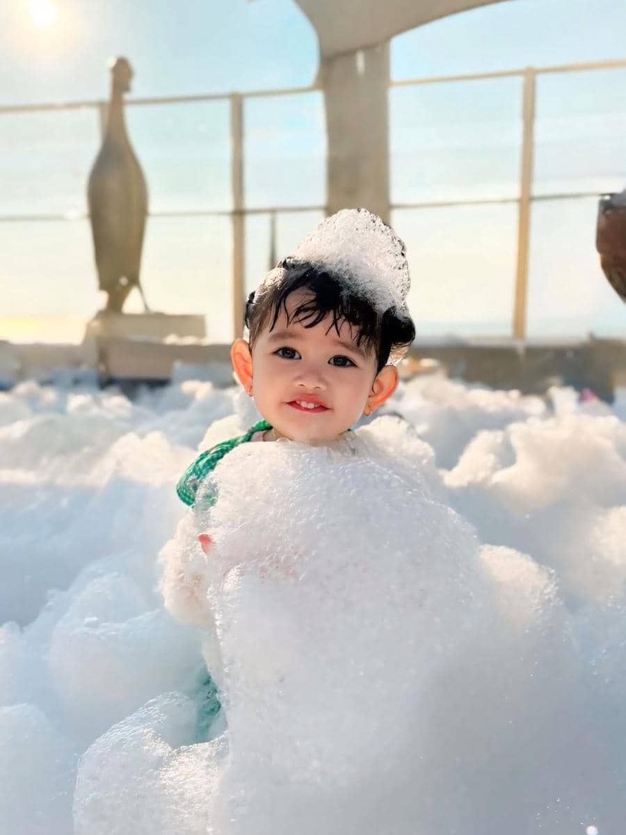 Gabriella anak Denny Sumargo mandi busa di atas cruise