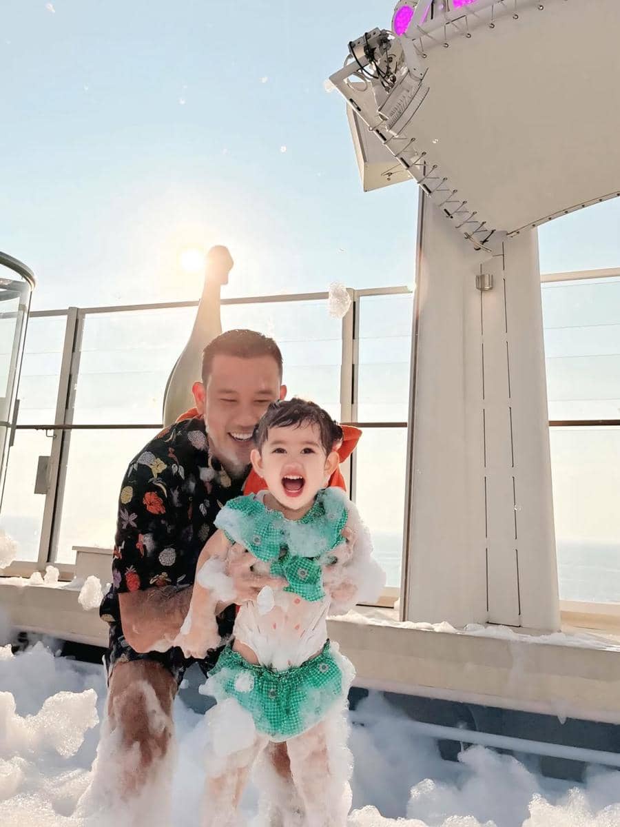 Gabriella anak Denny Sumargo mandi busa di atas cruise