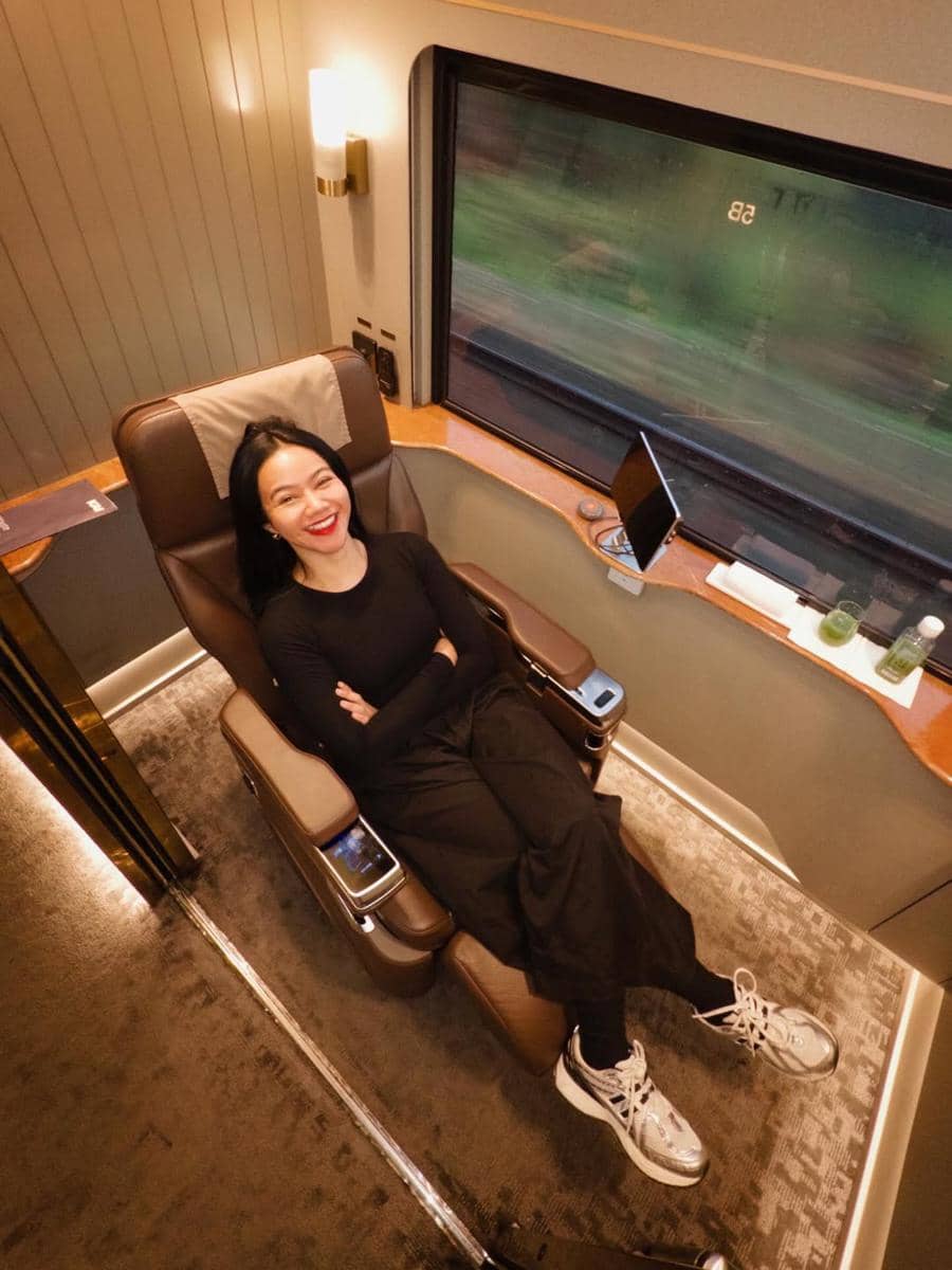 Yura Yunita naik luxury train ke Purwokerto