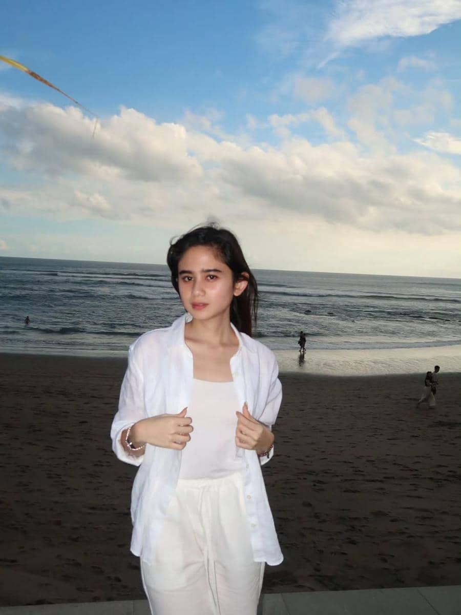 Tissa Biani berbusana serba putih di Bali