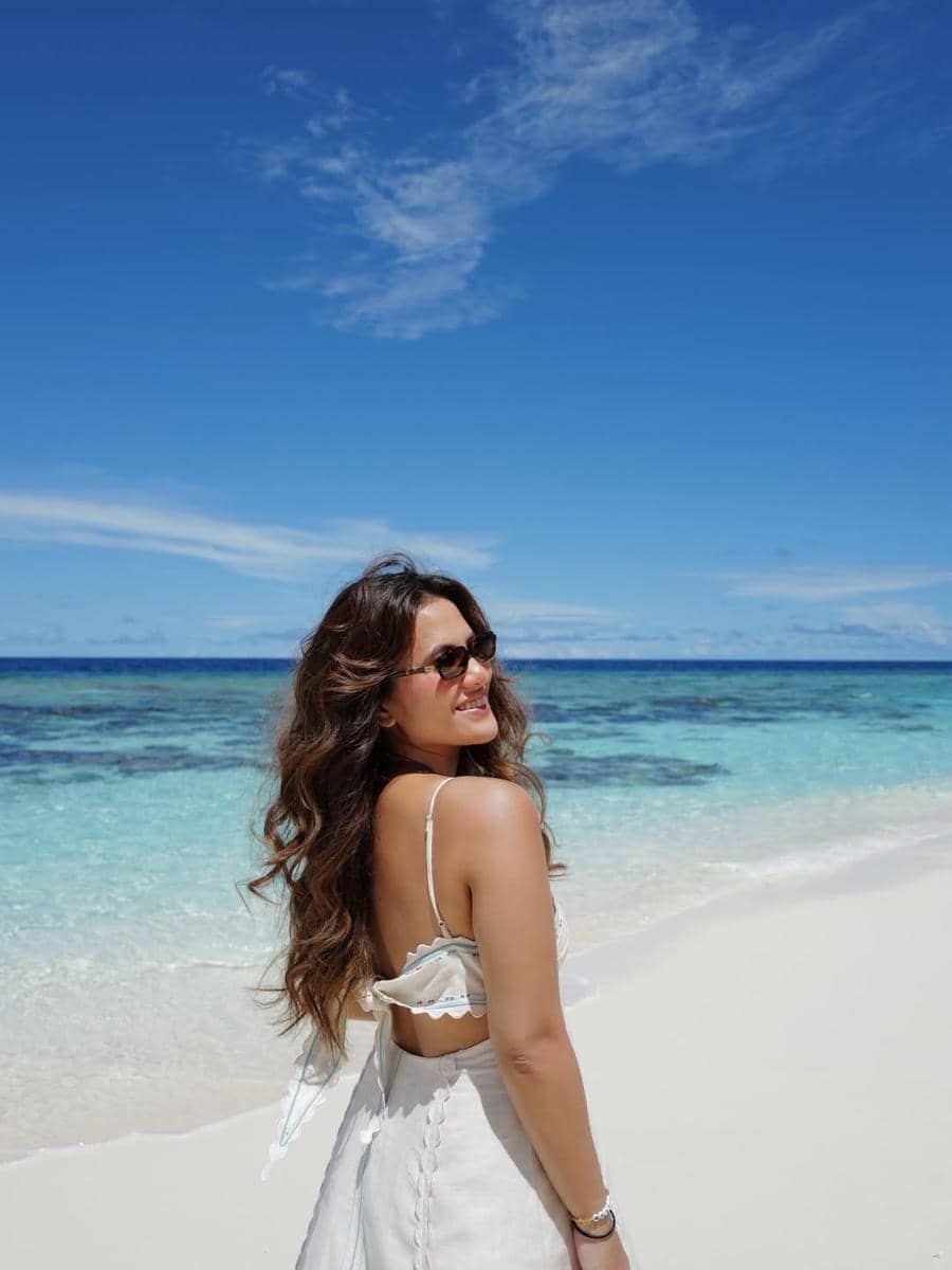 Marsha Aruan bergaun putih di Maldives