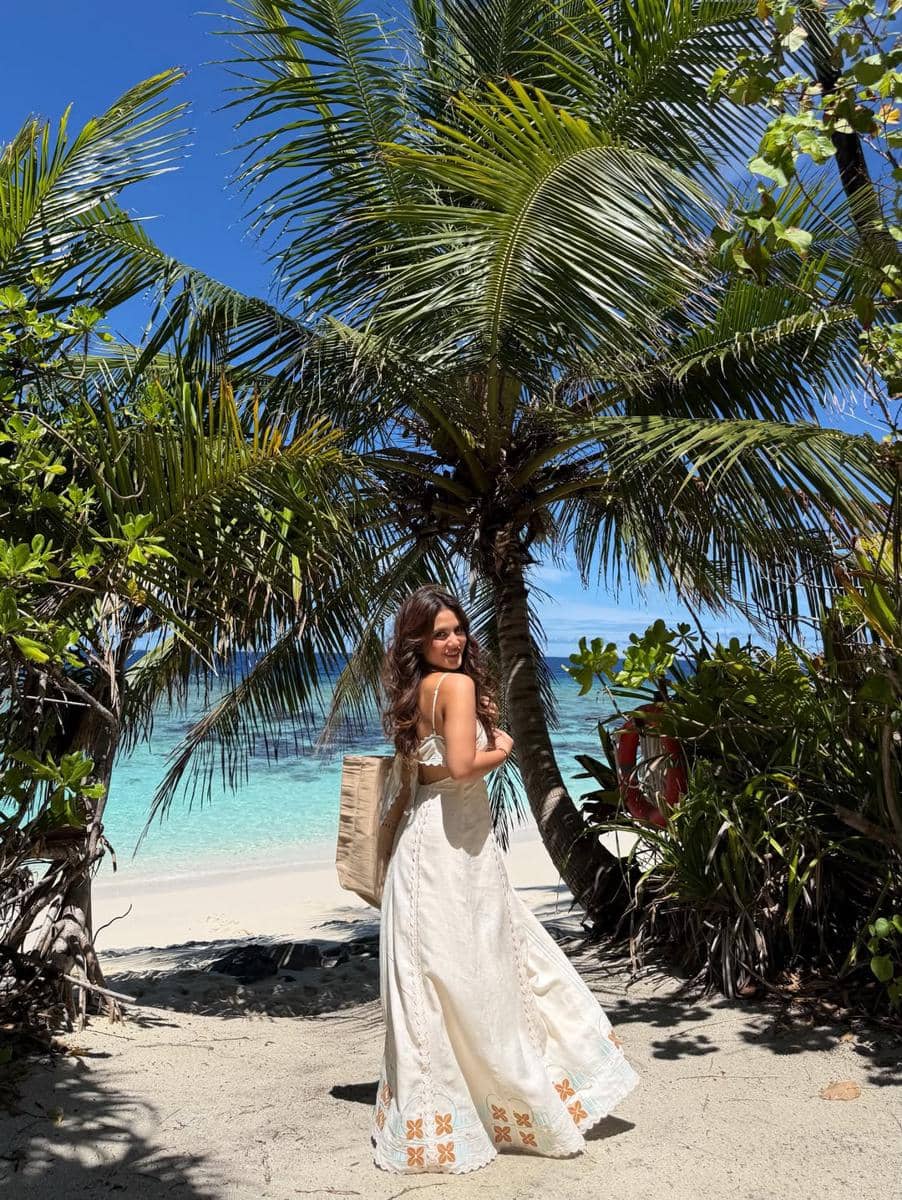 Marsha Aruan bergaun putih di Maldives