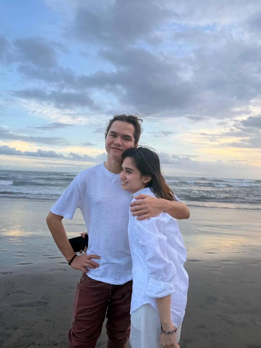 Tissa Biani berbusana serba putih di Bali