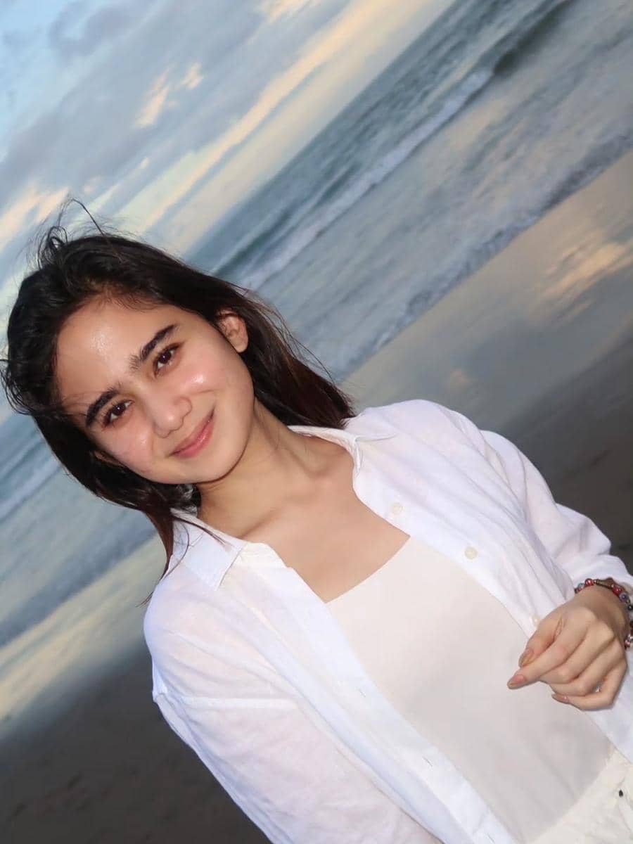 Tissa Biani berbusana serba putih di Bali
