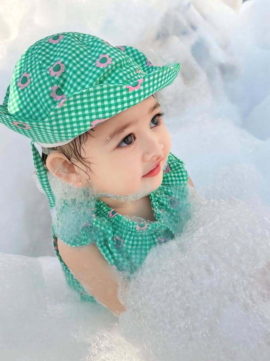 Gabriella anak Denny Sumargo mandi busa di atas cruise