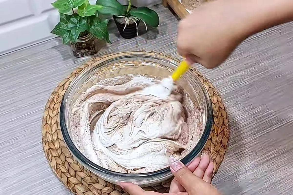 ilustrasi membuat adonan red velvet cake kukus 3 telur