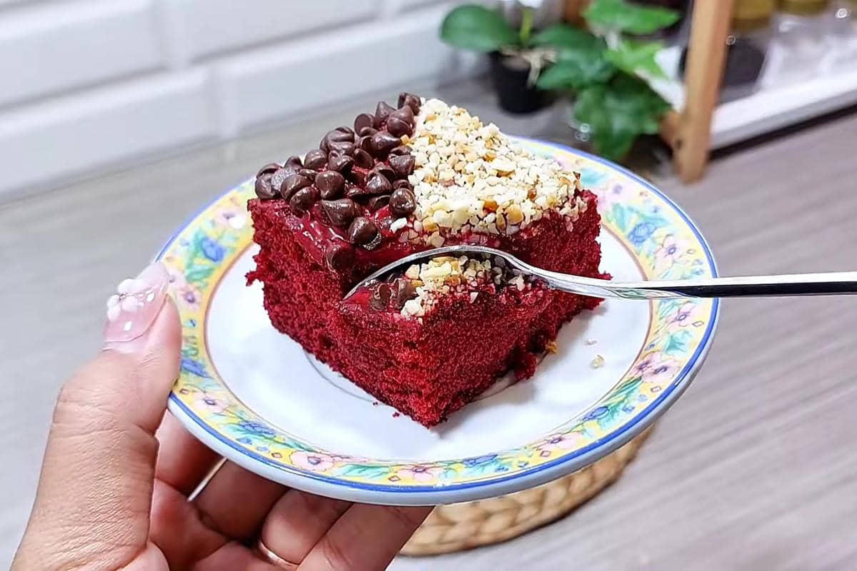 ilustrasi red velvet cake kukus 3 telur