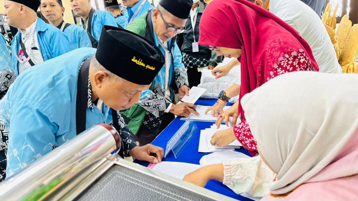 Suasana pemeriksaan dan verifikasi data jemaah haji di Asrama Haji Palembang 