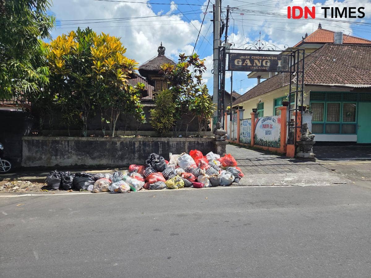 Sampah tidak terpilah menumpuk di pinggir jalan Tabanan