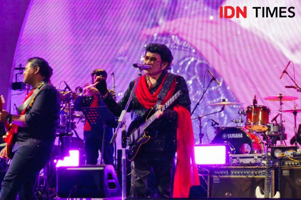 Momen Rhoma Irama saat tampil bersama Soneta Group di OTW Pestapora 2026