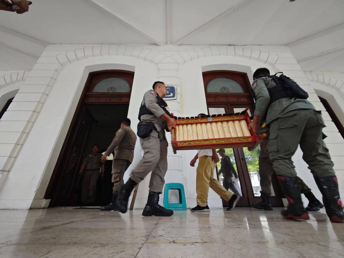 Satpol PP Kosongkan Kantor Dewan Kesenian Surabaya di Balan Pemuda