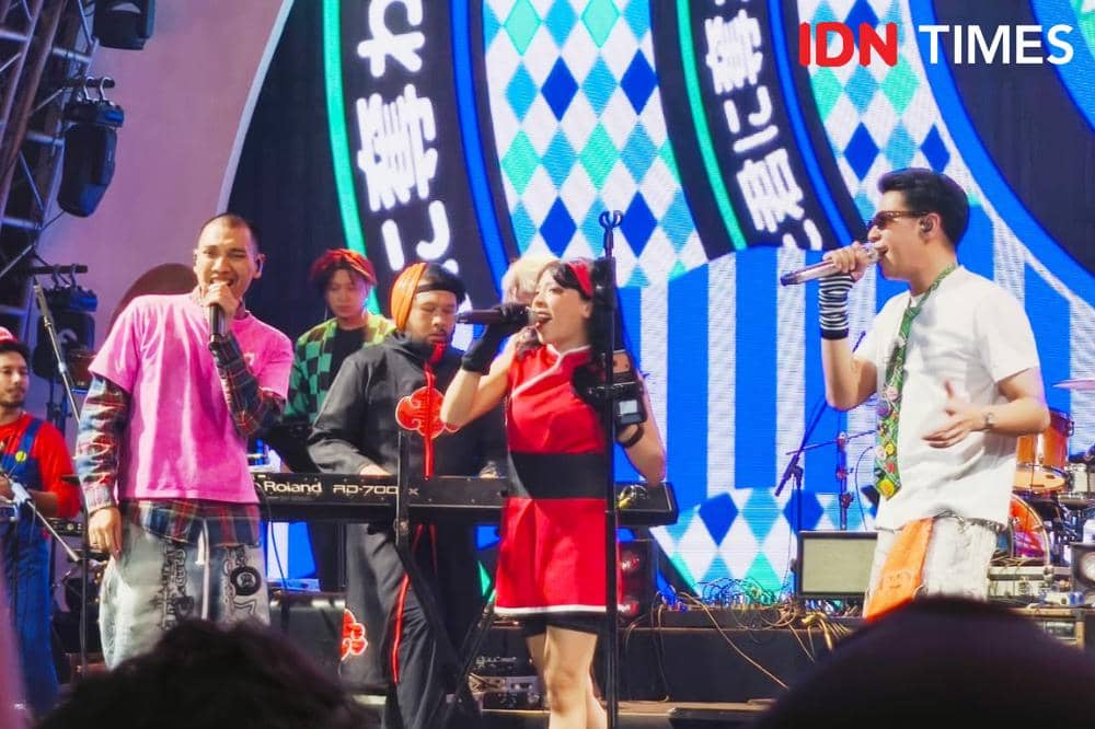 Menariknya, Natasha Udu dari Lomba Sihir juga ikut nyanyi lagu J-Rocks bareng RAN di atas panggung OTW Pestapora 2026