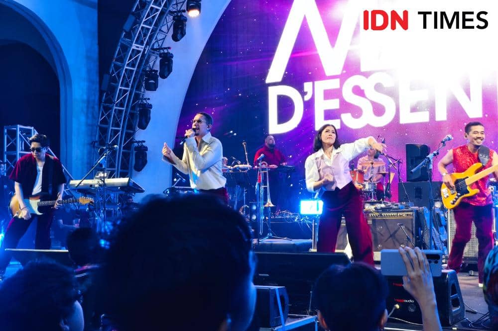 Momen Maliq & D'Essentials saat tampil di OTW Pestapora 2026