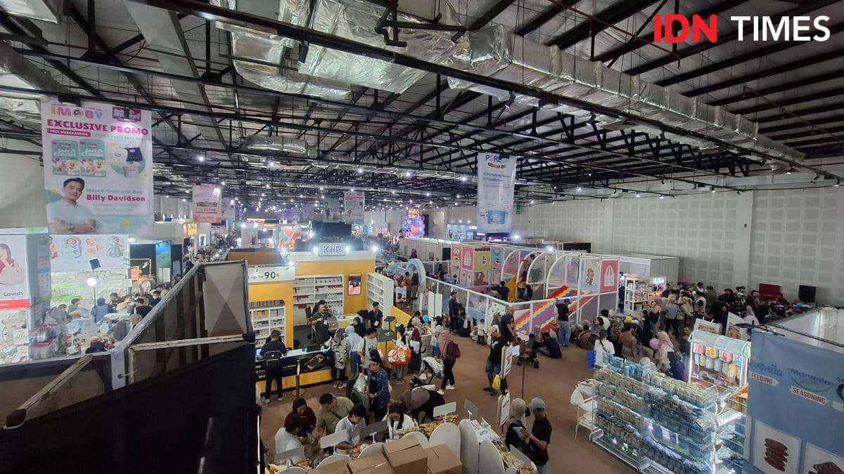 Suasana ramai pengunjung di Indonesian Mom Baby Kids Expo (Imoby) 2026 di Balai Kartini dengan berbagai stan produk ibu dan anak.