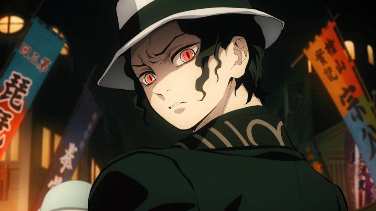Karakter anime dengan mata merah mengenakan topi dan pakaian gelap berdiri di jalan malam dengan lampion dan spanduk berhuruf Jepang.