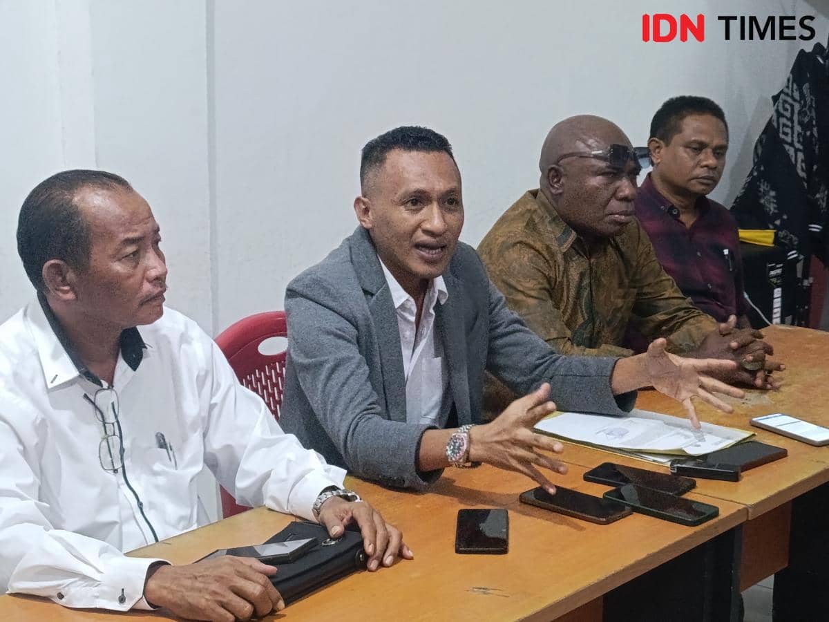 Tim kuasa hukum duduk di meja saat memberikan keterangan pers terkait laporan pencemaran nama baik terhadap seorang pengacara.