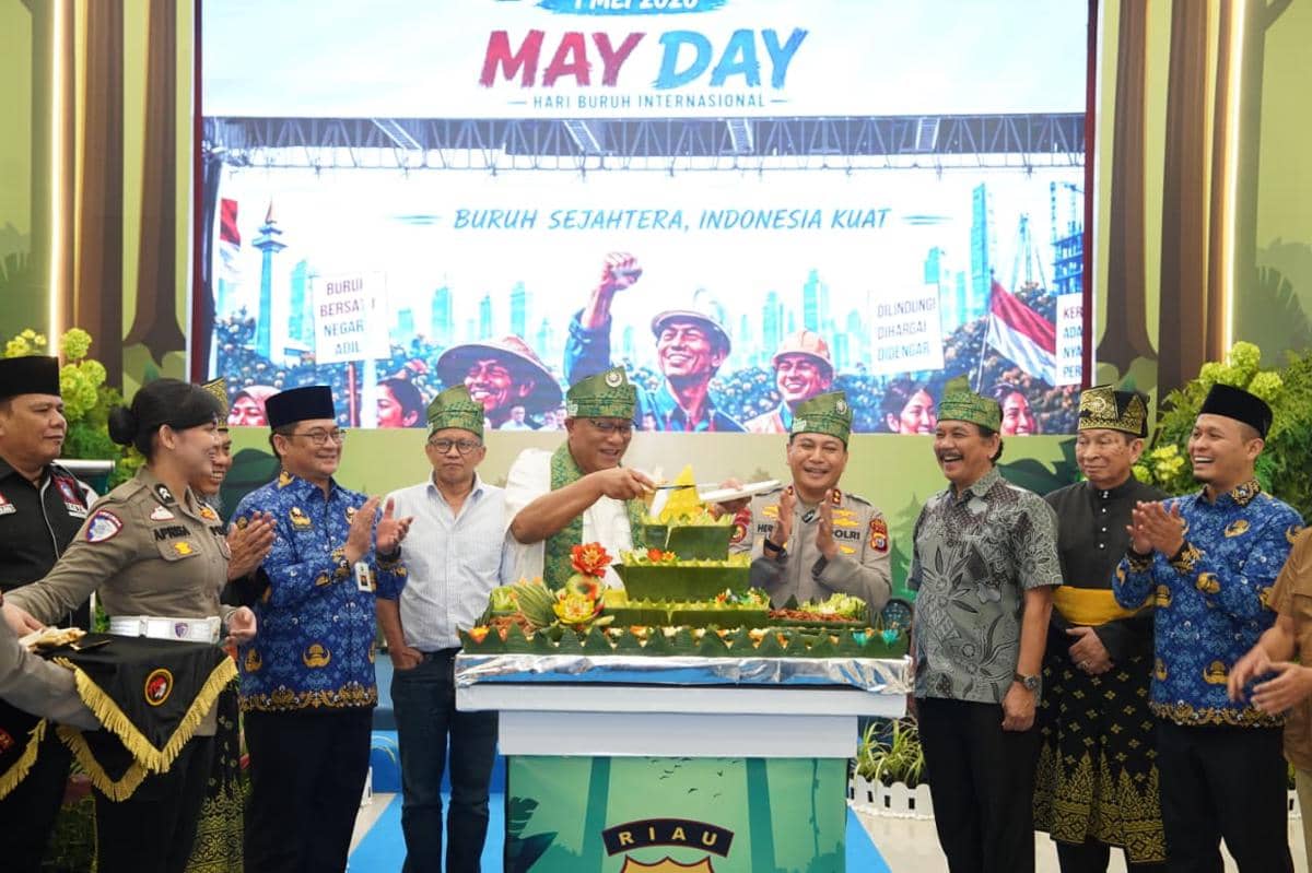 Menteri Lingkungan Hidup bersama pejabat Polda Riau memotong tumpeng dalam acara peringatan May Day 2026 di Pekanbaru.
