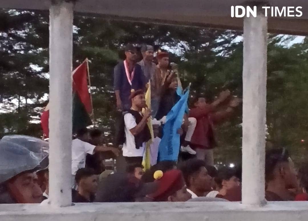 Sejumlah demonstran membawa bendera dan berorasi dalam aksi memperingati Hari Buruh dan Hari Pendidikan Nasional di Kupang.