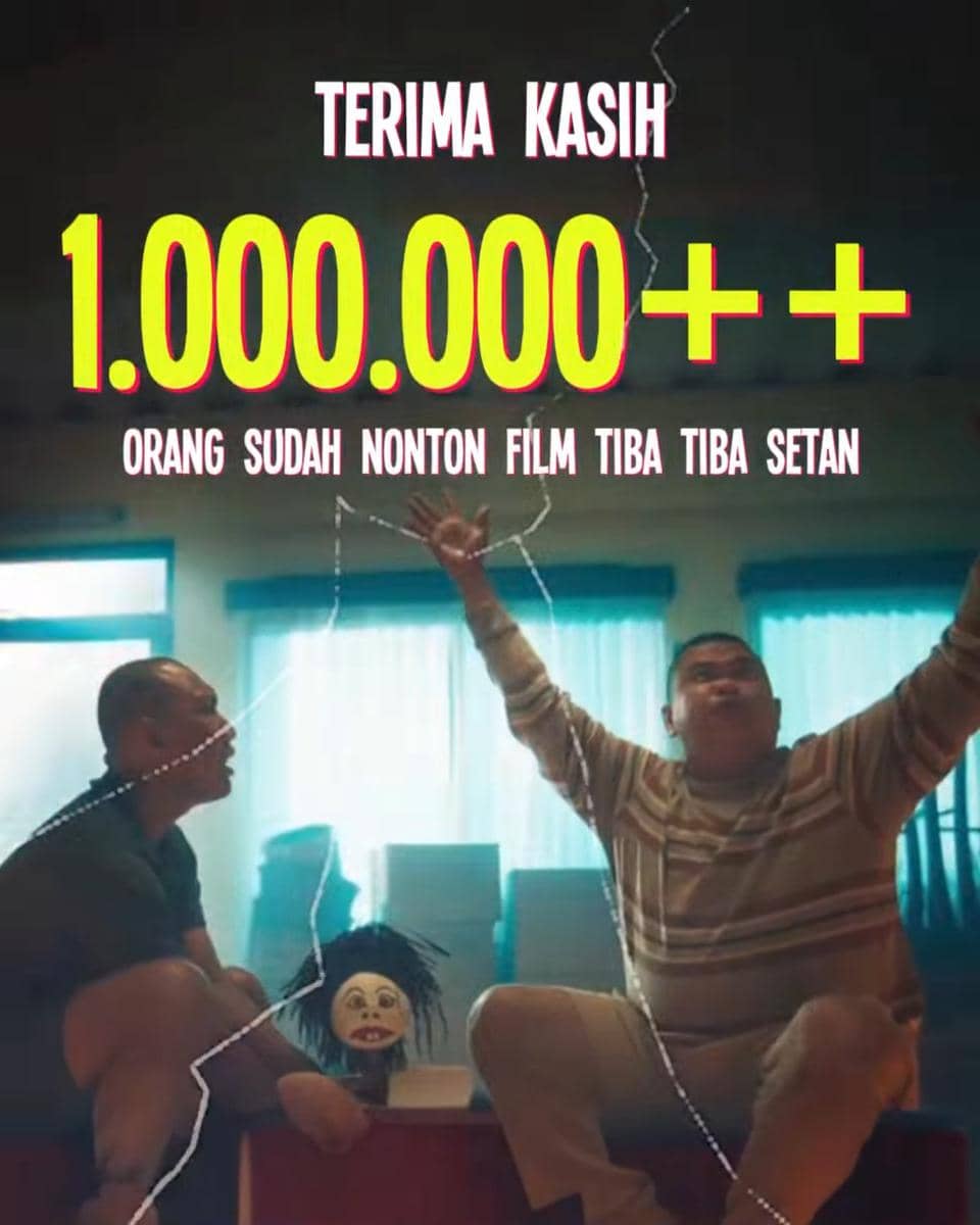 Dua pria duduk di ruangan dengan tulisan besar terima kasih 1.000.000++ penonton film Tiba-Tiba Setan di latar belakang.