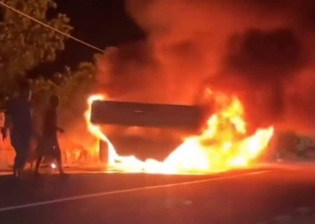 Truk Kontainer Terbakar di Maros, Sopir Pingsan Nyaris Terpanggang