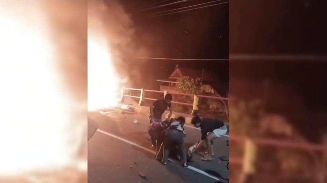 Sebuah truk kontainer terbakar hebat usai menabrak beton pembatas jembatan di Kecamatan Bontoa, Kabupaten Maros, Sulawesi Selatan, Minggu (3