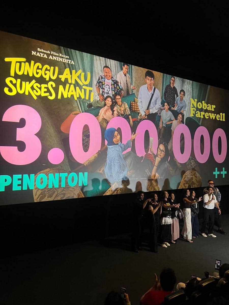 Para pemain dan kru film Tunggu Aku Sukses Nanti berdiri di depan layar bioskop besar saat acara nobar perpisahan yang menandai 3 juta penonton.