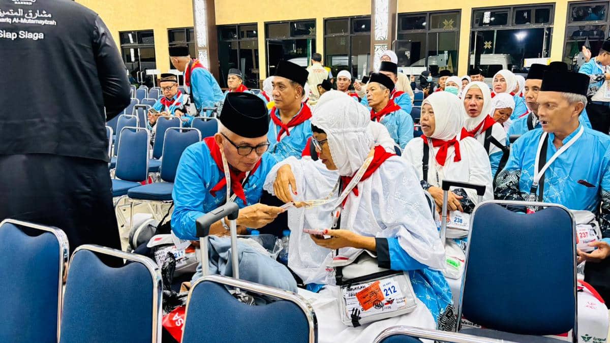Suasana pemeriksaan dan verifikasi data jemaah haji di Asrama Haji Palembang