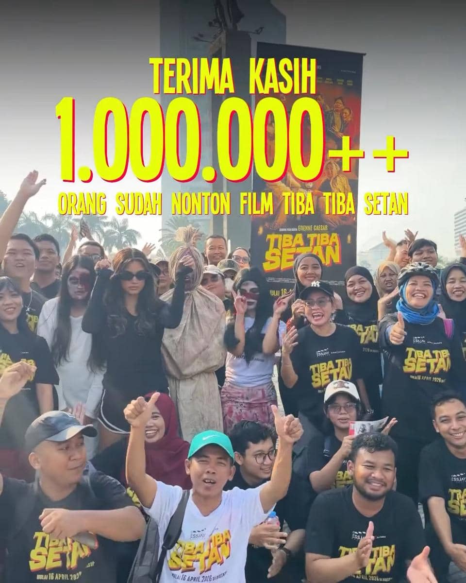 Para penonton dan kru film Tiba-Tiba Setan berpose bersama merayakan pencapaian satu juta penonton dengan suasana gembira.
