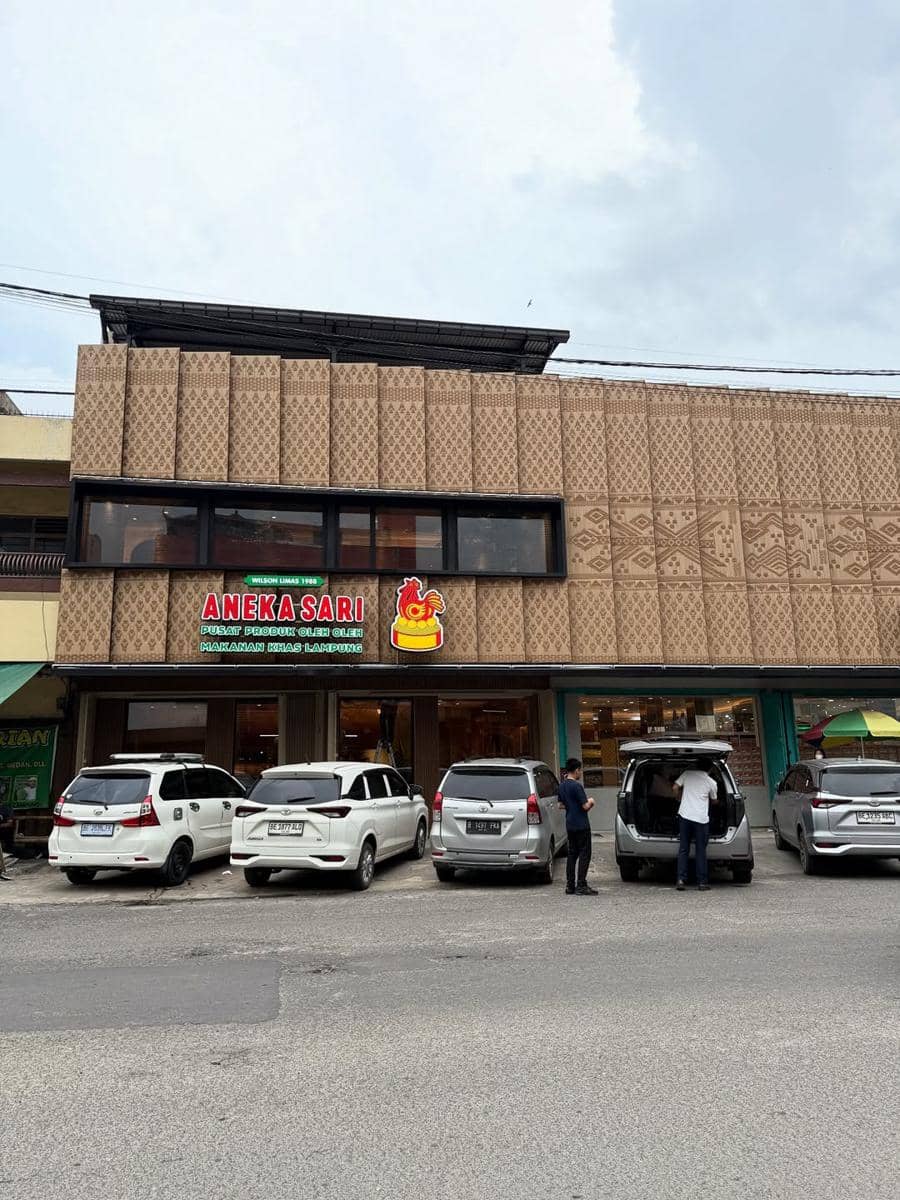 Tampak depan bangunan Cafe Resto Aneka Sari Dapur Rasa di Bandar Lampung dengan beberapa mobil parkir di depannya.